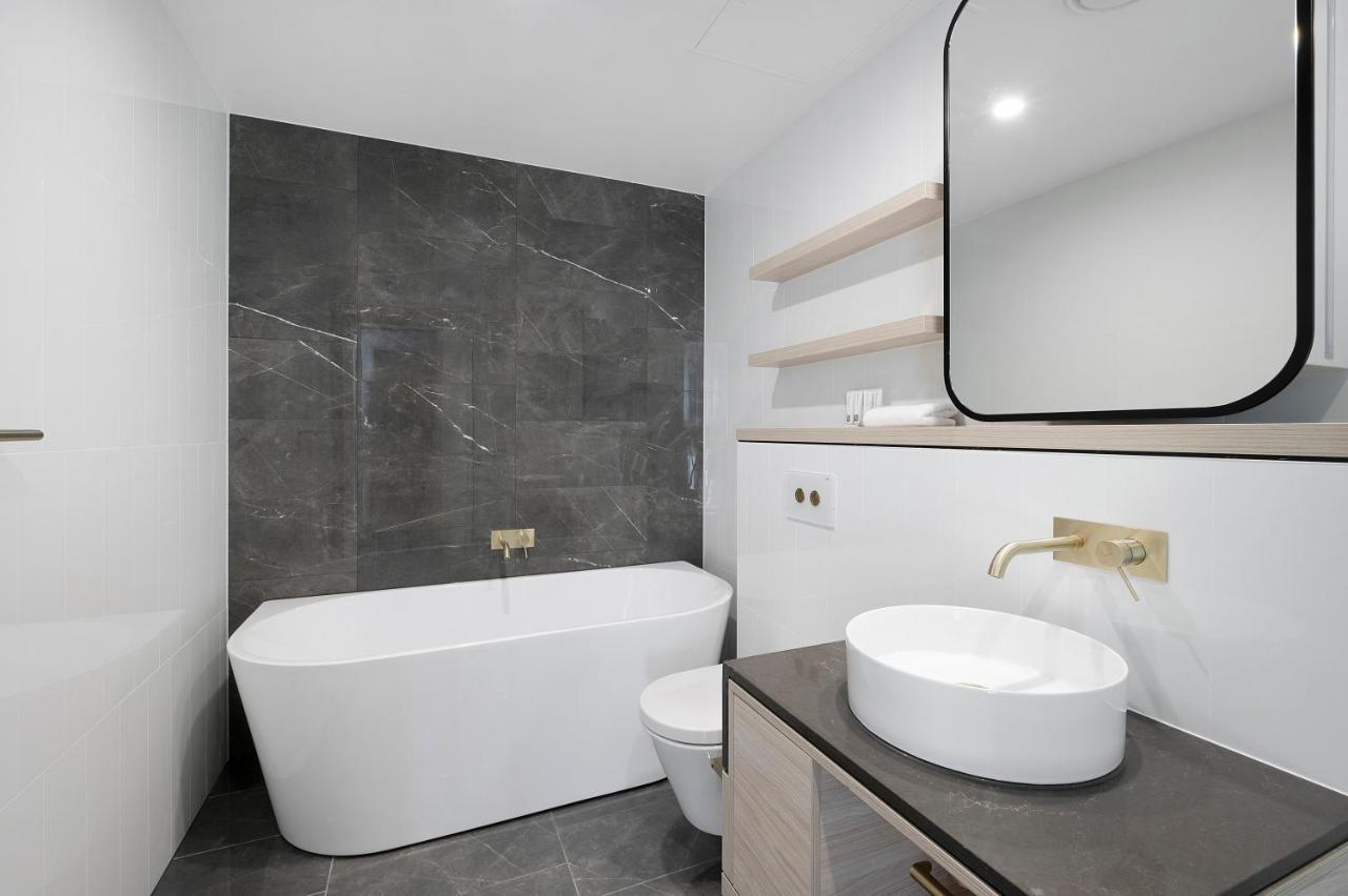 Sea View Beachfront Apartment In Surfers ゴールドコースト エクステリア 写真