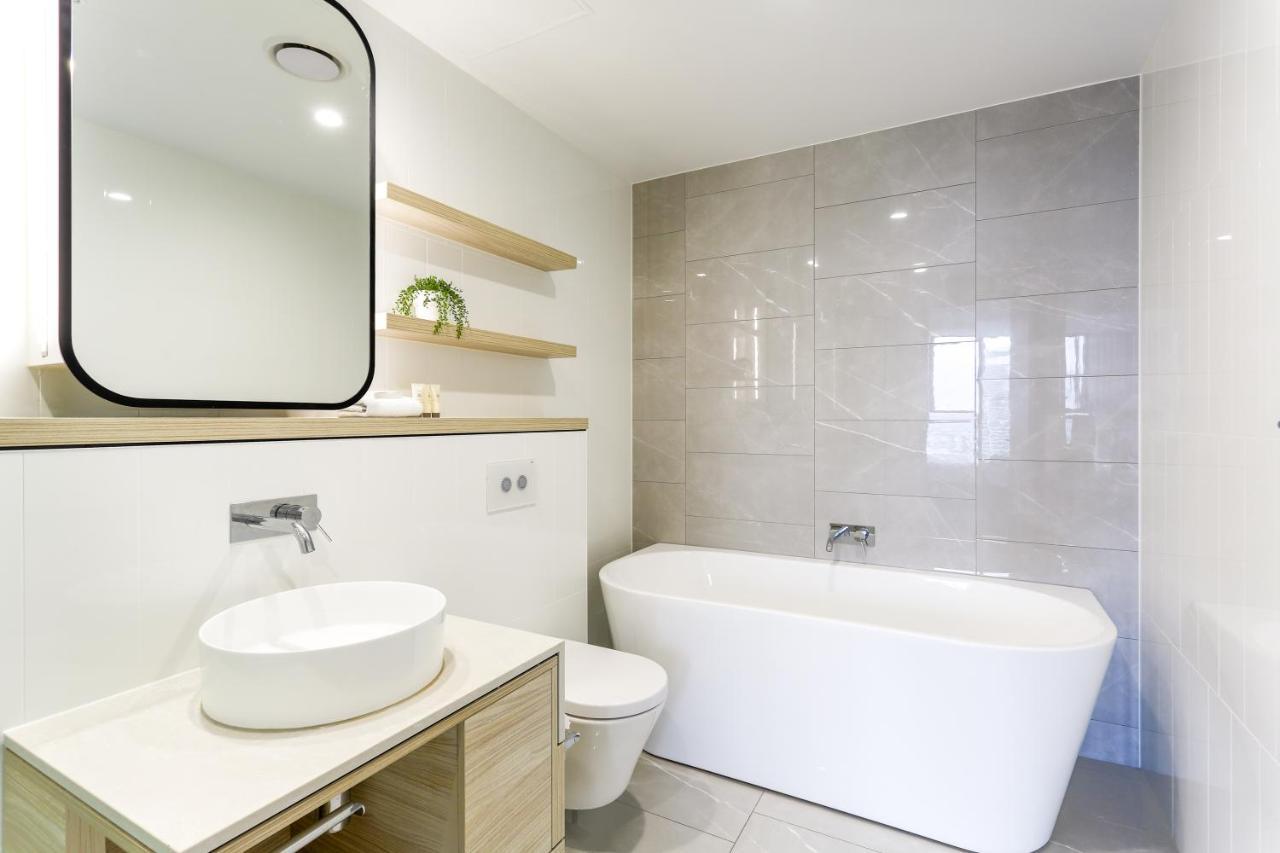 Sea View Beachfront Apartment In Surfers ゴールドコースト エクステリア 写真